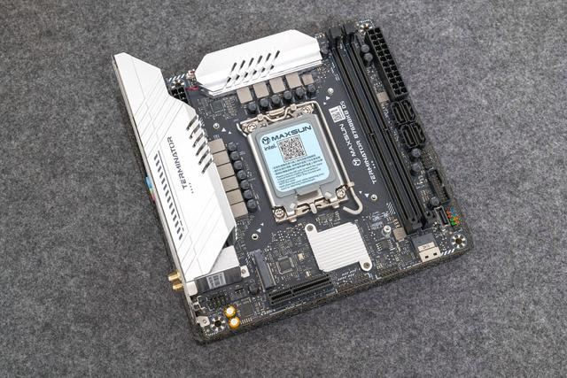 和PCIe延长线说byebye! 铭瑄B760 BKB D5 WiFi背靠背装机配件教程插图3