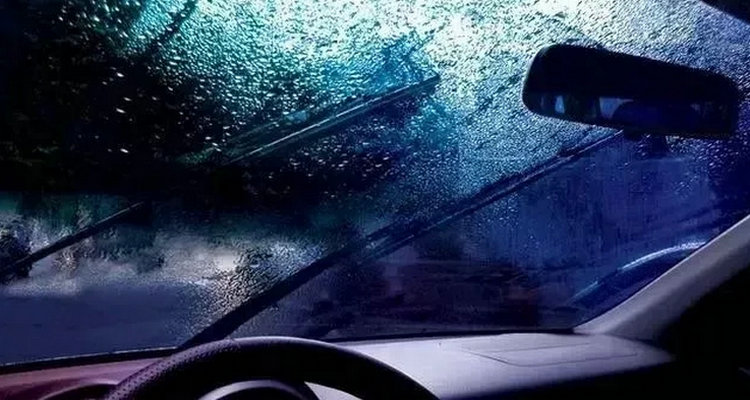汽车外面玻璃起雾是什么原因插图 汽车外面玻璃起雾是什么原因插图
