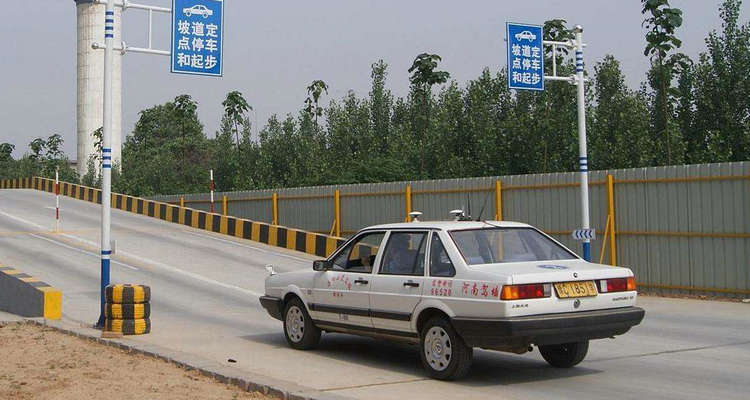 科二上坡起步的正确方法(科二上坡起步的正确方法图解)