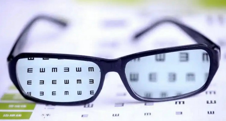 学驾照视力不能低于多少度(考驾照视力不过关驾校能帮忙解决吗)