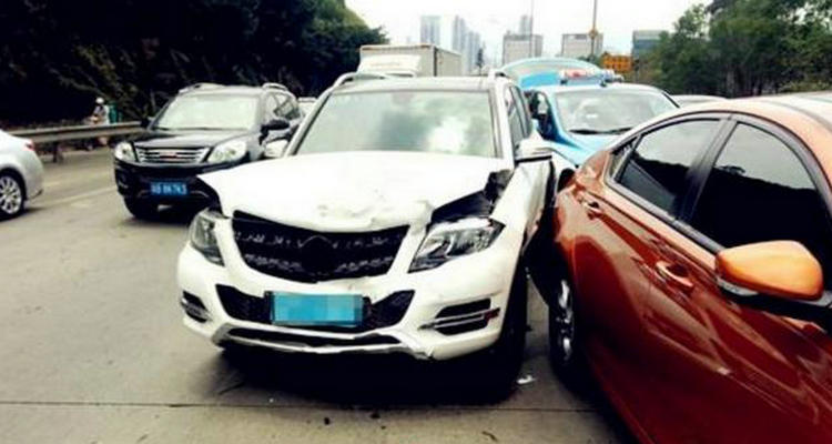 驾驶证过期开车发生事故怎么处罚(驾驶证过期开车事故保险理赔吗?)插图