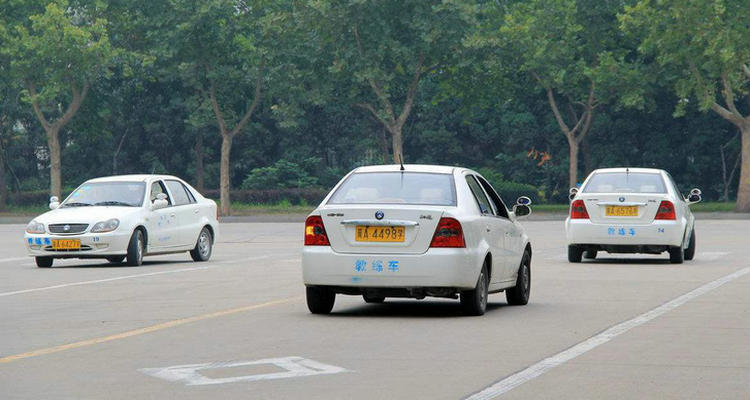 科目三起步怎么松离合不熄火(科目三起步怎么操作)