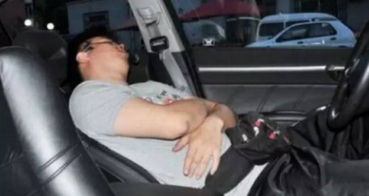 车里开空调睡一小时费多少油(车开空调睡一晚上有没有事)插图