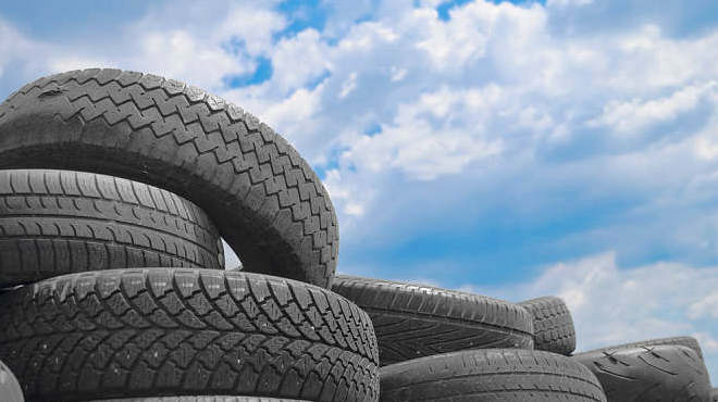 轮胎上有小裂纹需要换吗(轮胎上有小裂纹怎么保养)插图