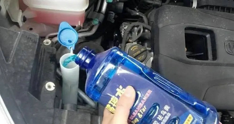 新车的玻璃水是防冻的吗(新车玻璃水是厂家还是4s)插图