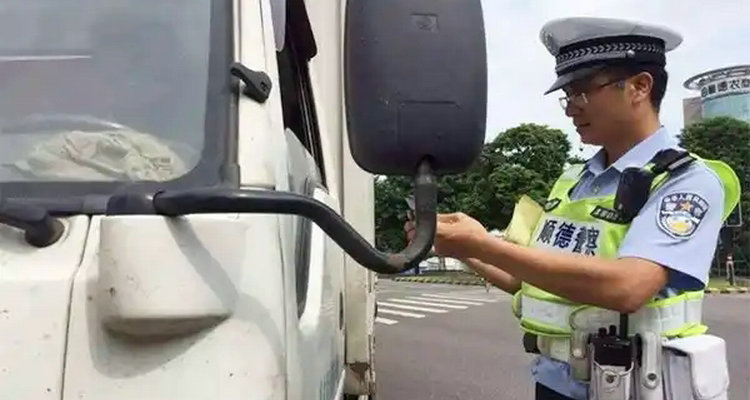 驾驶证吊销期间开车怎么处罚(驾驶证吊销期间开车被摄像头拍到)