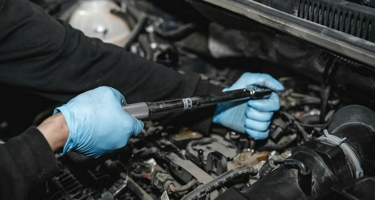 汽车火花塞怎么换 更换火花塞教程(汽车火花塞怎么自己更换)