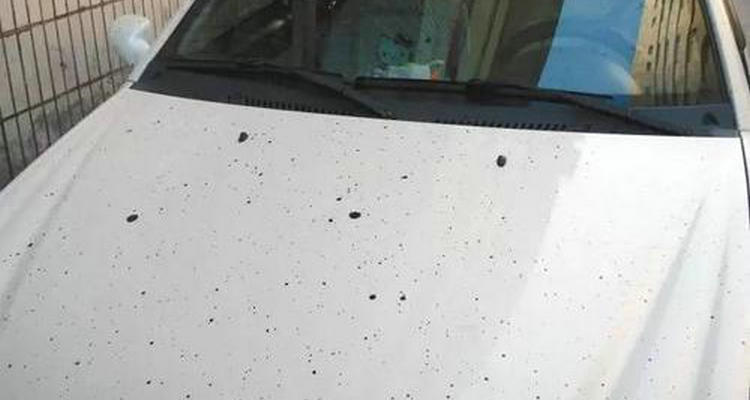 汽车上有好多像铁锈的点怎么去掉呢(汽车上好多像头发丝一样的印子白天看不出来)