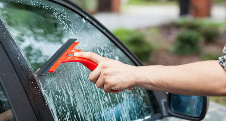 如何去除汽车玻璃油膜小妙招(如何去除汽车玻璃油膜)