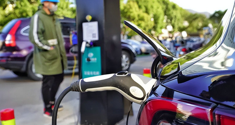 新能源汽车多久充满电(新能源汽车多久强制报废?)