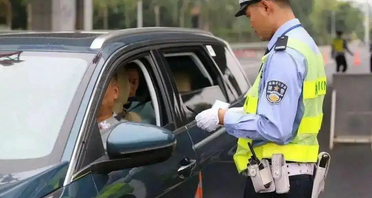 驾驶证扣12分还能开车上路吗(驾驶证扣12分还开车会怎样处罚)