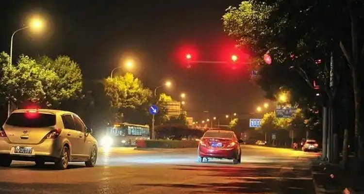 开车闯红灯扣几分罚多少(开车闯红灯扣几分儿)