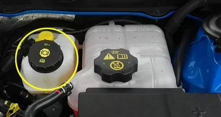 汽车制动液多久换一次(汽车制动液多久换一次多少钱)插图