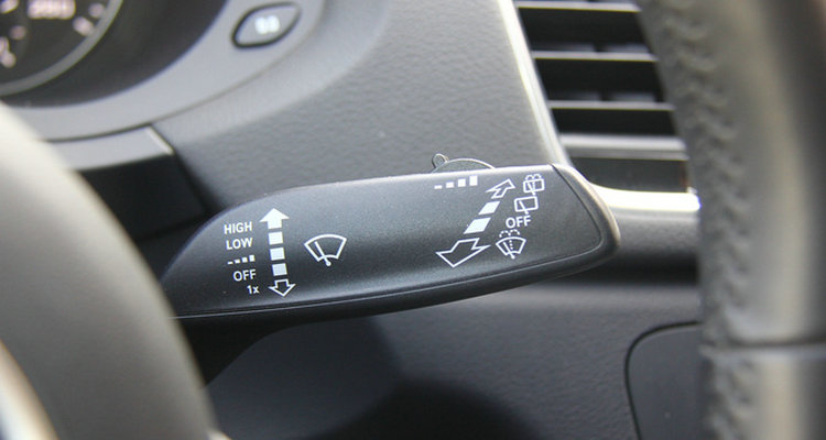 雨刮器关了还是会动(汽车雨刮器关闭后自己还会挂)