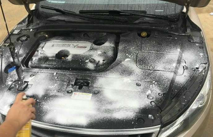 发动机舱可以用水枪冲洗吗(发动机舱可以用气吹除尘吗?)