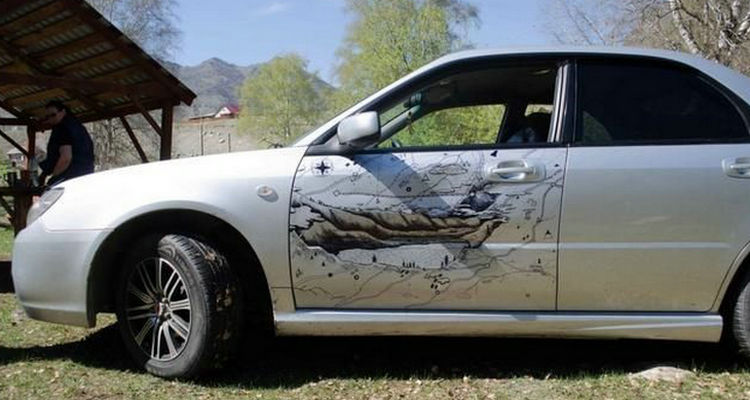 车刮花了怎么修复(车子刮花怎么修复)