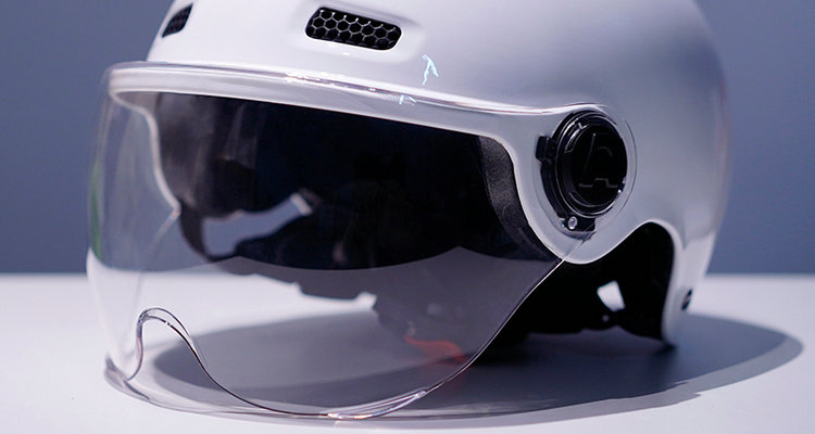 头盔防雾镜片的优点是什么(头盔防雾镜片的作用)