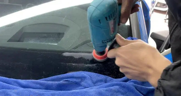 汽车玻璃轻微划痕怎么修复(汽车玻璃轻微划痕用牙膏有效吗)