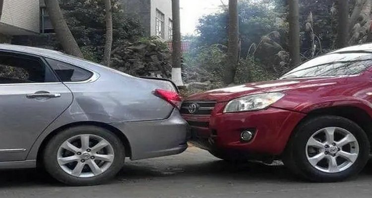 我追尾别人全责如何赔对方(我追尾别人全责对方一直骂我)