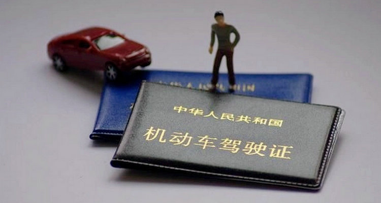 驾驶证逾期驾驶机动车属于什么行为(驾驶证逾期驾驶机动车被罚款还扣分吗)