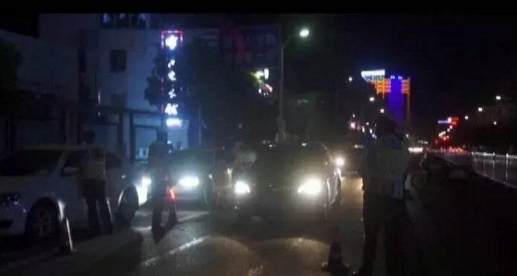 不按规定使用灯光扣几分罚多少钱(不按规定使用灯光和设置警告怎么处罚)插图