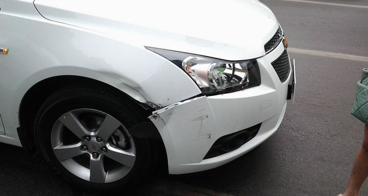 塑料汽车保险杠破了如何修补(塑料汽车保险杠破了洞如何修补)插图