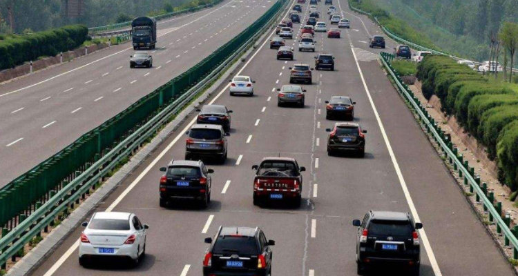 私家车一年跑多少公里算正常(私家车一年跑多少公里比较好)