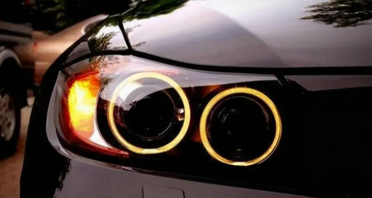 换汽车大灯灯泡多少钱一个(换汽车大灯灯泡工具怎么用)