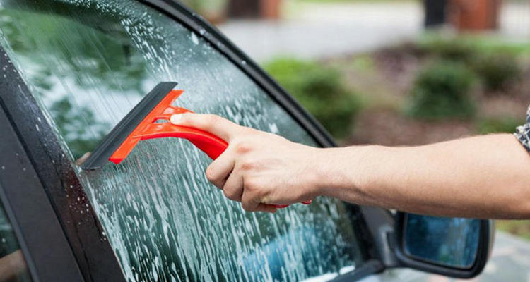 汽车玻璃怎么去除油膜(汽车玻璃怎么去除油膜小妙招)