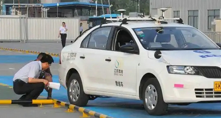 科目三怎样靠边停车技巧(科目三怎样靠边停车是压离合还是离合)