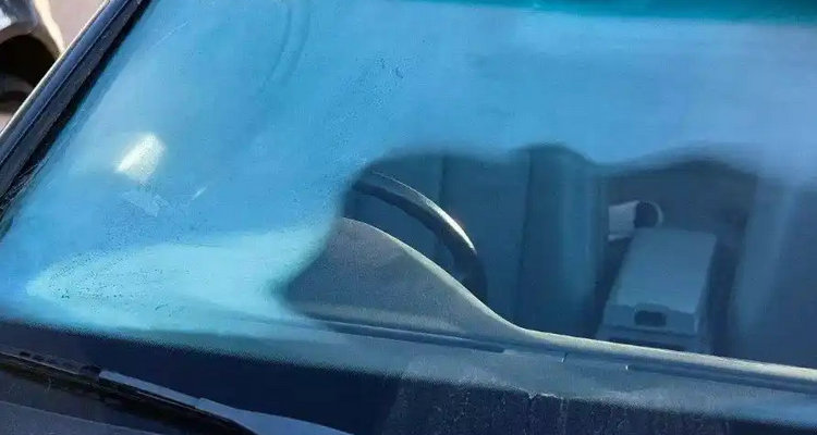 挡风玻璃里面怎么擦干净(挡风玻璃里面怎么清洁)