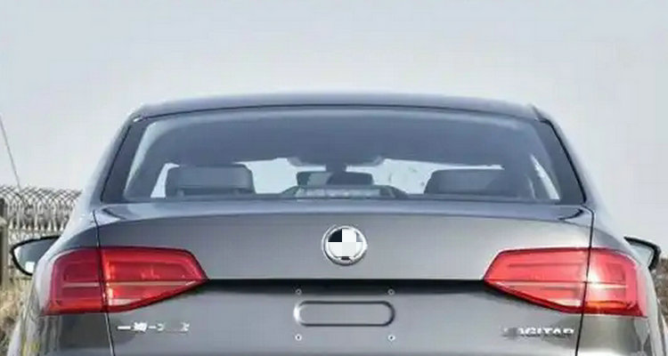 后挡风玻璃膜贴里面还是外面(后挡风玻璃膜贴外面有影响吗)