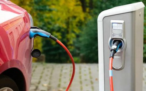 纯电动车充电充满好还是不充满好(纯电动车充电充多长时间)