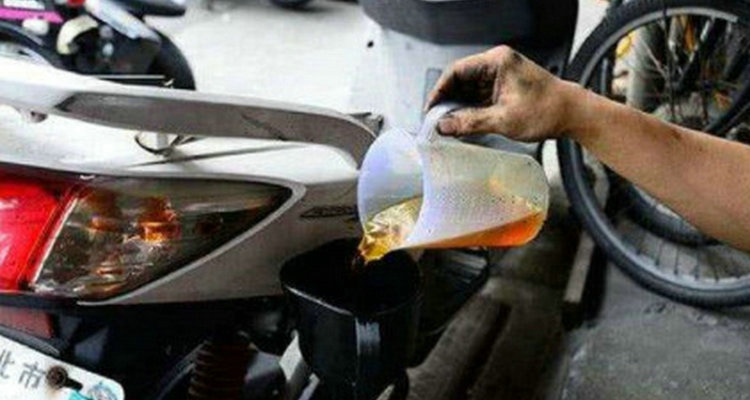 摩托车机油多少公里换一次最好(摩托车机油多少钱一桶)