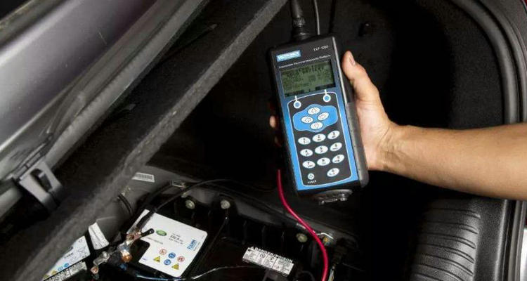 汽车电瓶故障有什么表现(汽车电瓶故障有什么声音)