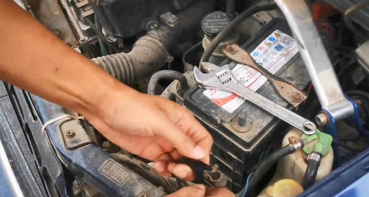 汽车电瓶线怎么拔掉 汽车长期不开电瓶怎么断电(汽车电瓶线怎么安装)