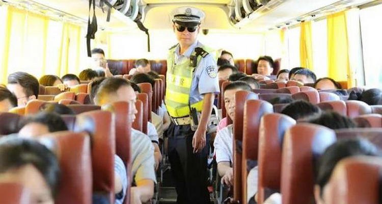 小轿车后排不系安全带会受到处罚吗(小轿车后排不系安全带扣分吗)