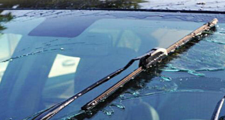 汽车玻璃刮花了怎么修复(汽车玻璃刮花了是什么原因造成)