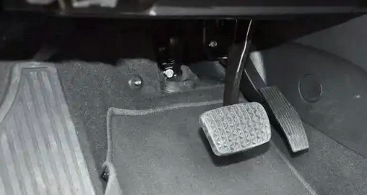 油门和刹车的正确踩法(油门和刹车的正确叫法)