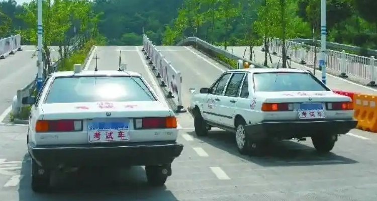 科目二上车准备动作步骤详解(科目二上车准备顺序 刷身份证)