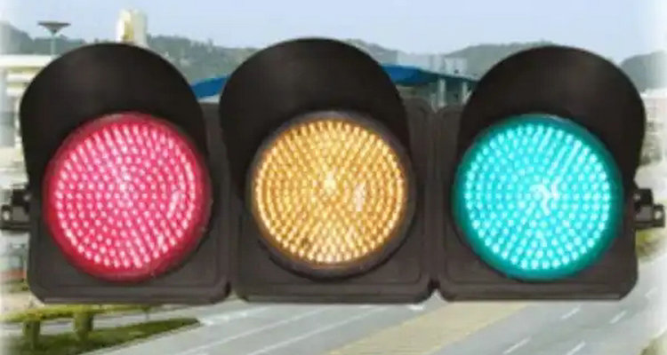 等红灯的时候有人下车可以吗(等红灯的时候有救护车怎么让道)插图 等红灯的时候有人下车可以吗(等红灯的时候有救护车怎么让道)插图