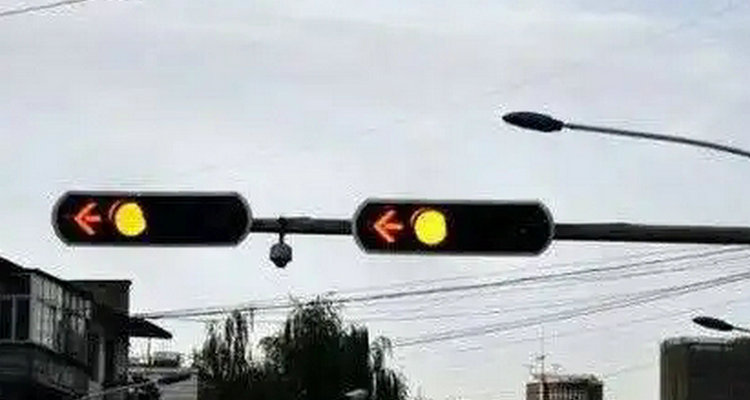 黄灯刚好变红灯冲出去了算不算闯红灯(黄灯刚好变红灯停在斑马线上怎么办)