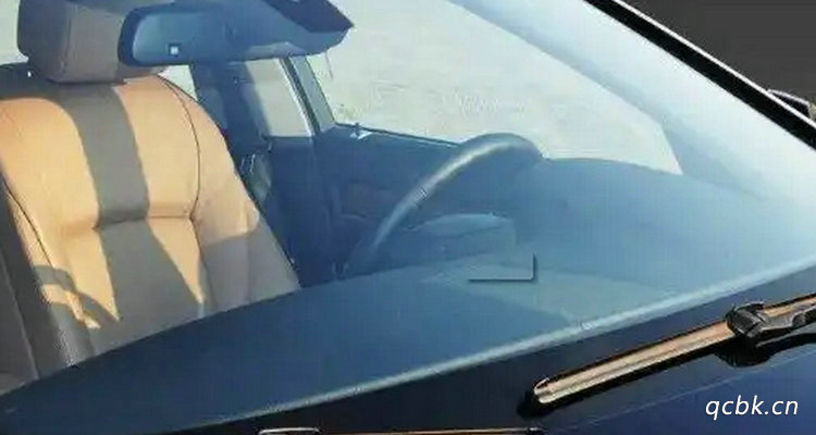 挡风玻璃怎么去除油膜(挡风玻璃怎么去除划痕)插图