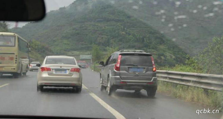 高速公路占用应急车道怎样处罚(高速公路占用应急车道举报有奖励吗)