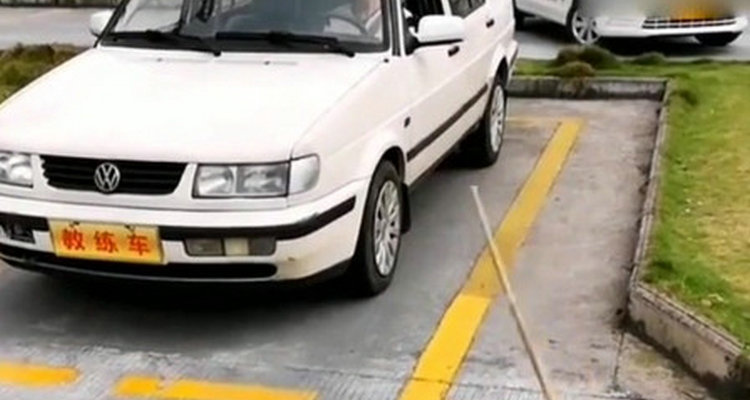 倒车入库两边距离不一样会扣分吗(倒车入库两边距离要一样吗)