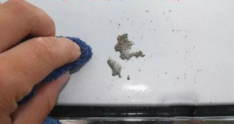 车漆表面有铁锈点一样的污渍怎么去除(车漆表面有铁锈点如何预防呢)