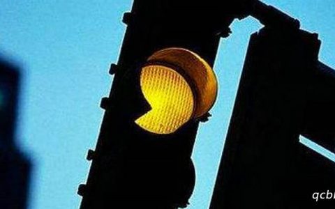 抢黄灯发生事故保险理赔吗(抢黄灯发生事故怎么定责)