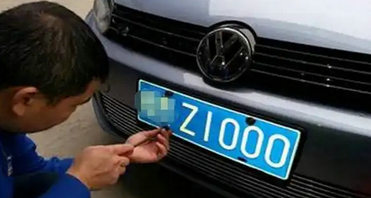 旧车卖了车牌可以装到新车上吗(旧车卖了车牌可以另一辆互换吗)