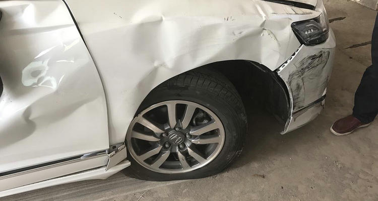 车子被撞了一个小凹坑怎么办(车子被撞了一个坑,修的话要多少钱)