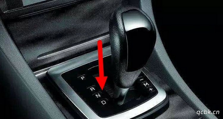 自动挡停车挂P还是N(自动挡停车挂P挡需要踩刹车吗)